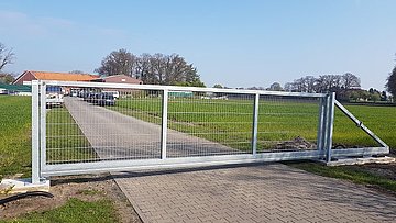 Metallbau im Westmünsterland: Ein großes Einfahrtstor der Niehuis Technik GmbH